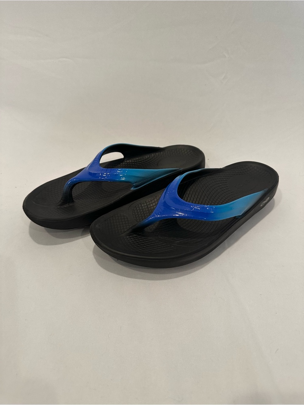 OOFOS Women's Black Flip Flops with Blue Gradient Straps